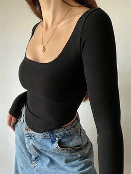 Асимметричная женская укороченная футболка с длинным рукавом.