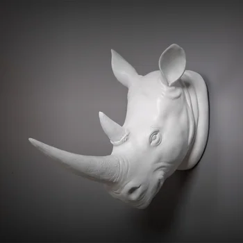 Украшение стен в виде головы слона-носорога с однорогой головой благородного оленя